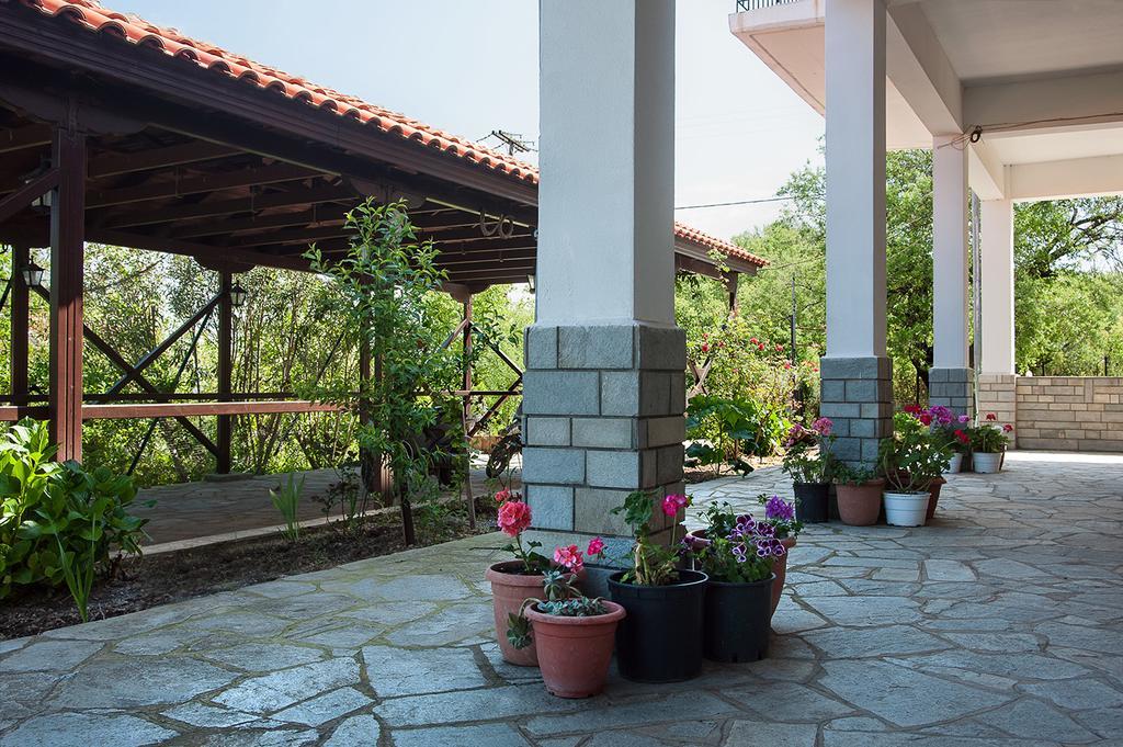 Meraklis Rooms Kariotes Екстериор снимка